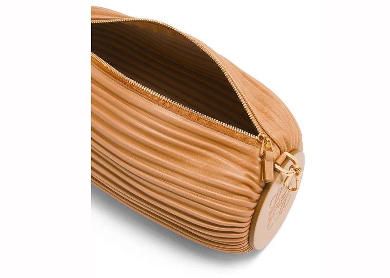 Lookbook LOEWE 褶皱绵羊皮手链包 温暖沙漠色