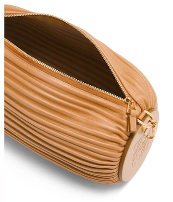 LOEWE 褶皱绵羊皮手链包 温暖沙漠色 Lookbook LOEWE 褶皱绵羊皮手链包 温暖沙漠色