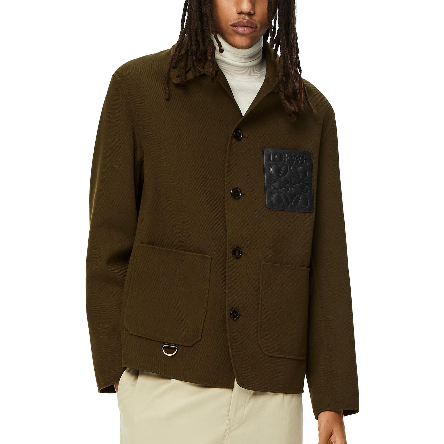 Lookbook 로에베 FW22 다크 올리브 그린 버튼업 카라 재킷. H526Y02W19-4153