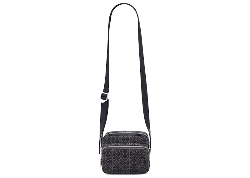 Lookbook Bolso Cámara LOEWE en Jacquard Anagrama Mini Antracita/Negro