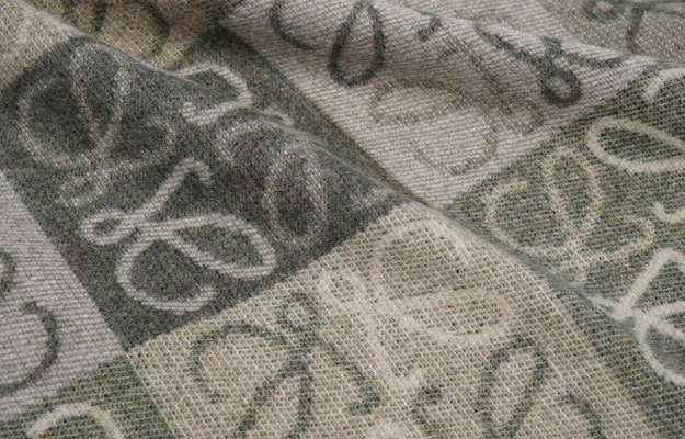 LOEWE经典咖啡色格纹羊毛羊绒围巾 情侣款男女通用 F810487X17-2277 Shop LOEWE经典咖啡色格纹羊毛羊绒围巾 情侣款男女通用 F810487X17-2277