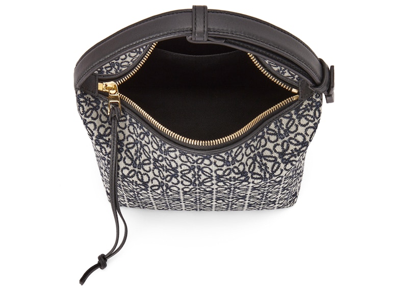 Lookbook ロエベ キュービバッグ スモール アナグラム ジャカード ネイビー/ブラック