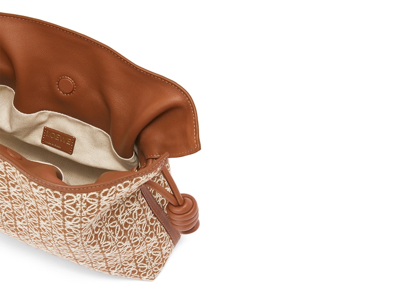 Lookbook Cartera LOEWE Flamenco en Jacquard Anagrama y Piel de Ternera Tan/Pecan