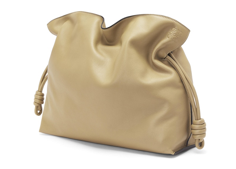 Order LOEWE Flamenco Clutch Kulit Nappa Besar Hijau Tanah Liat