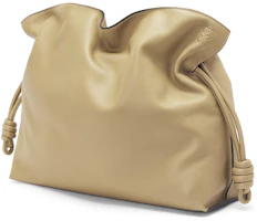 Order LOEWE Flamenco Clutch de Piel Napa Grande Verde Arcilla