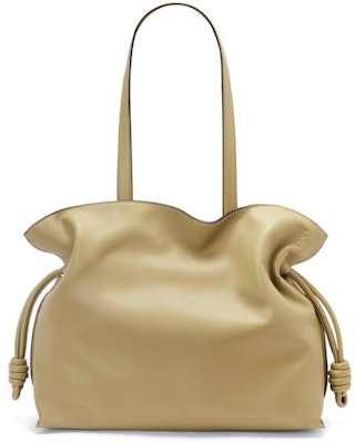 LOEWE Flamenco Clutch Kulit Nappa Besar Hijau Tanah Liat Lookbook LOEWE Flamenco Clutch Kulit Nappa Besar Hijau Tanah Liat