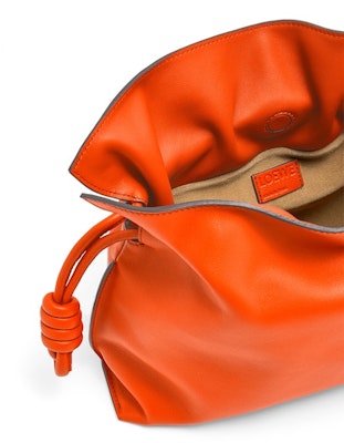 Clutch LOEWE Flamenco Kulit Anak Sapi Nappa Oranye Lookbook Clutch LOEWE Flamenco Kulit Anak Sapi Nappa Oranye