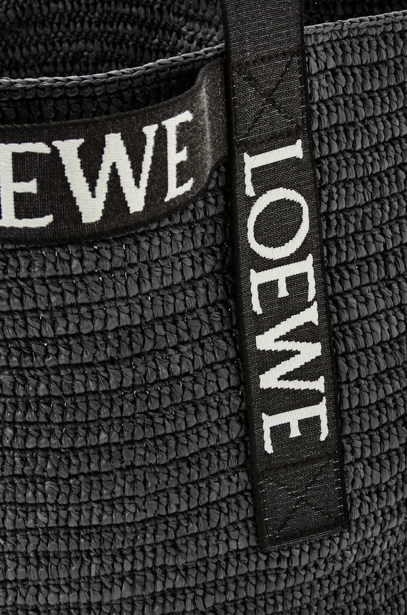 Lookbook LOEWE 黑色草編折疊購物袋