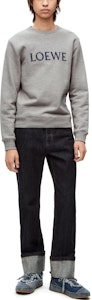 LOEWE FW22 Sweatshirt Logo Bordir Crewneck Warna Ash Grey. H526Y24J26-1440 Shop LOEWE FW22 Sweatshirt Logo Bordir Crewneck Warna Ash Grey. H526Y24J26-1440