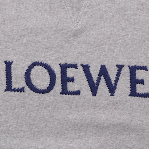 LOEWE FW22 Sweatshirt Logo Bordir Crewneck Warna Ash Grey. H526Y24J26-1440 Sizing LOEWE FW22 Sweatshirt Logo Bordir Crewneck Warna Ash Grey. H526Y24J26-1440