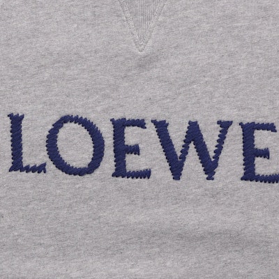 LOEWE FW22 Embroidered Logo Crewneck Sweatshirt in Ash Grey. H526Y24J26-1440 Sizing LOEWE FW22 Embroidered Logo Crewneck Sweatshirt in Ash Grey. H526Y24J26-1440