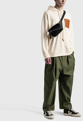 LOEWE 黑標FW22 米色寬鬆大Logo貼布連帽長袖上衣 休閒長袖。 H526Y25X15-2021 Shop LOEWE 黑標FW22 米色寬鬆大Logo貼布連帽長袖上衣 休閒長袖。 H526Y25X15-2021