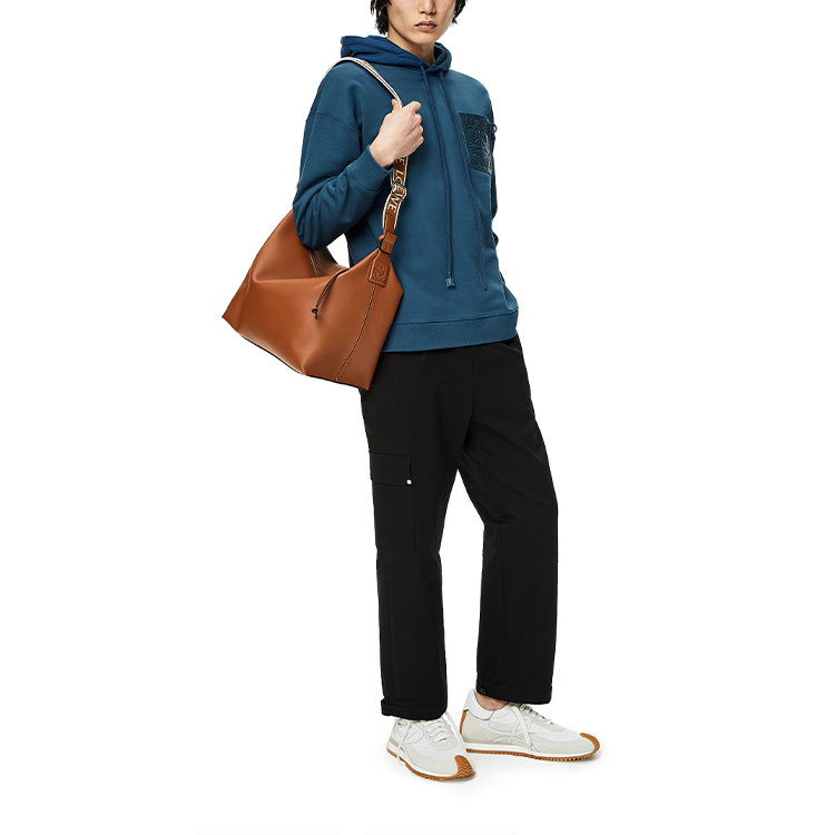 Lookbook 로에베 FW22 남성 로고 패치 오버사이즈 풀오버 후디 페트롤 블루. H526Y25X15-1200