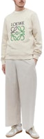 LOEWE FW23 米色字母印花圆领卫衣. H526Y24X10-2280 Lookbook LOEWE FW23 米色字母印花圆领卫衣. H526Y24X10-2280
