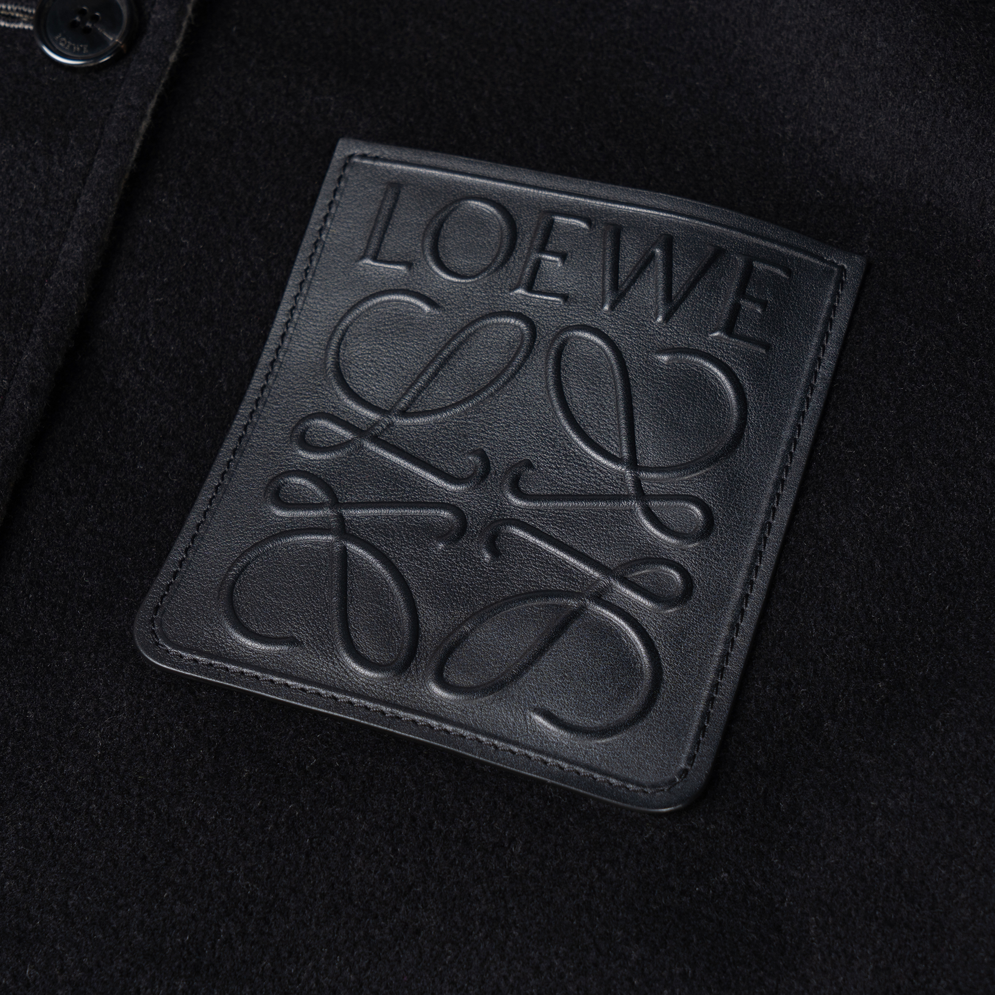 Sizing LOEWE FW23 Jaket Reversible Warna Sage Green dengan Desain Colorblock. H526Y03W65-8728