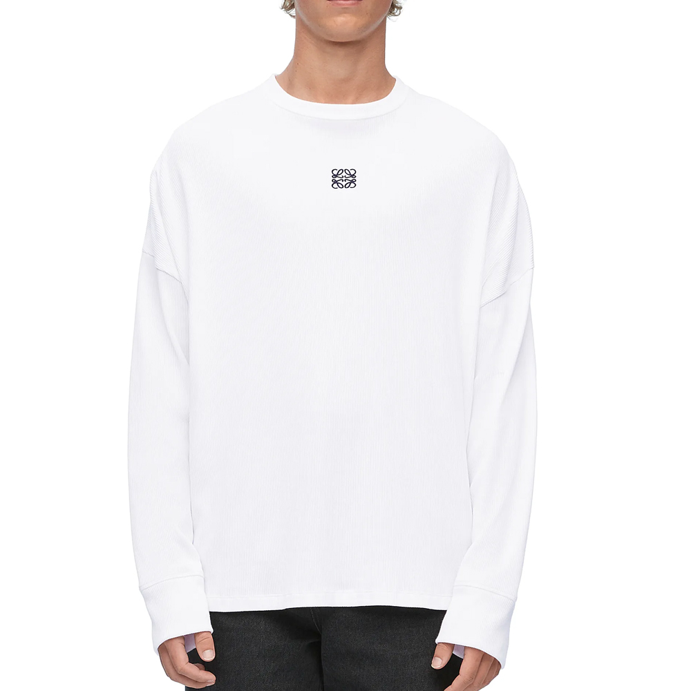 Lookbook LOEWE FW23 白色長袖圓領T恤帶品牌標誌圖案。 H526Y22XAY-2100