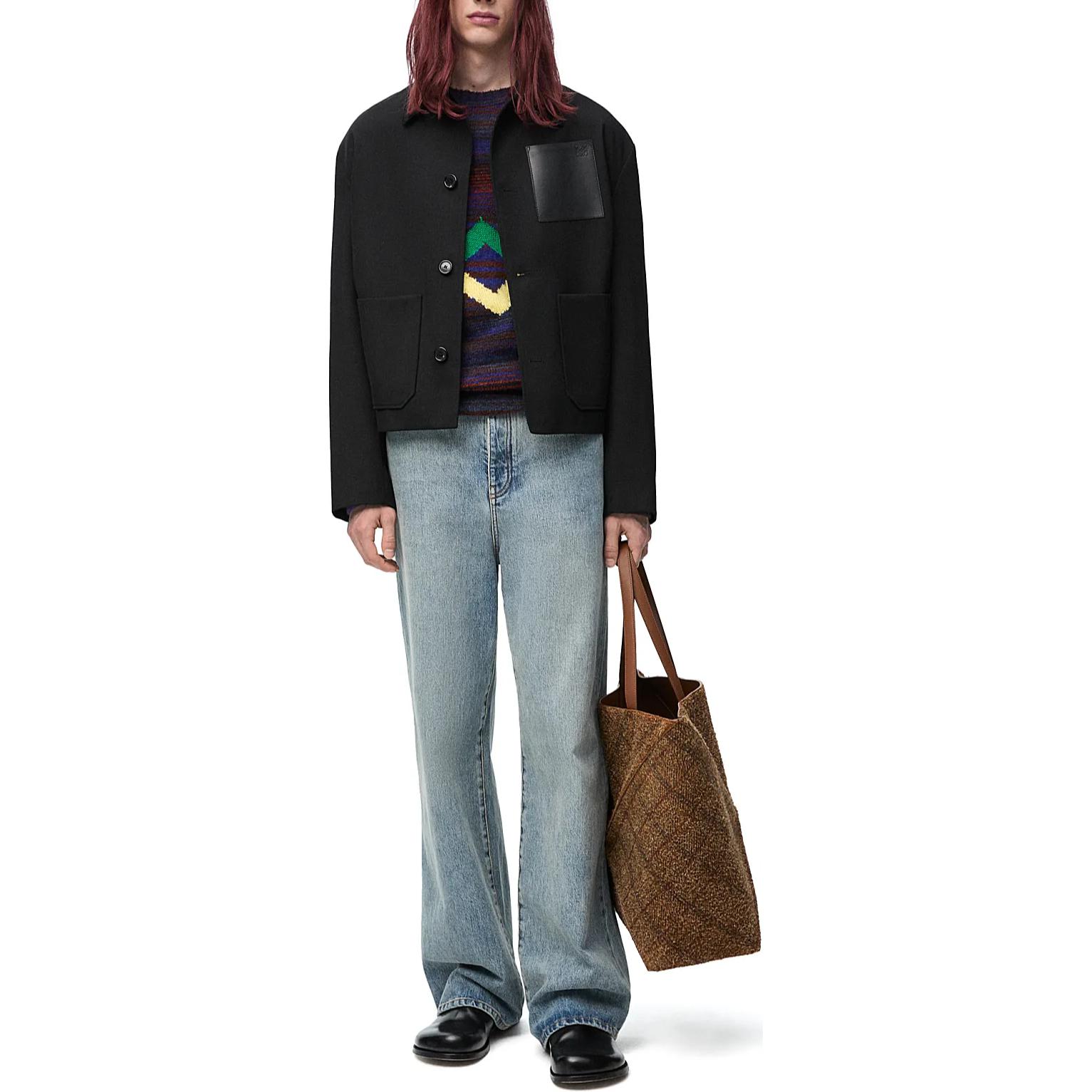 Lookbook LOEWE FW24 黑色壓紋標誌寬鬆工裝夾克 H526Y02W82-1100