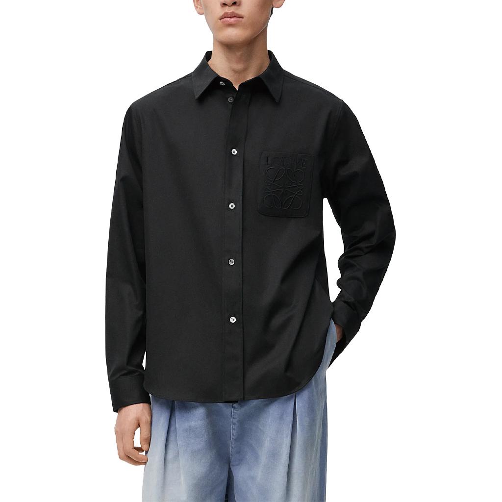 Lookbook LOEWE FW24 Baju Hitam Lengan Panjang dengan Sulaman Logo. H526Y05X82-1100