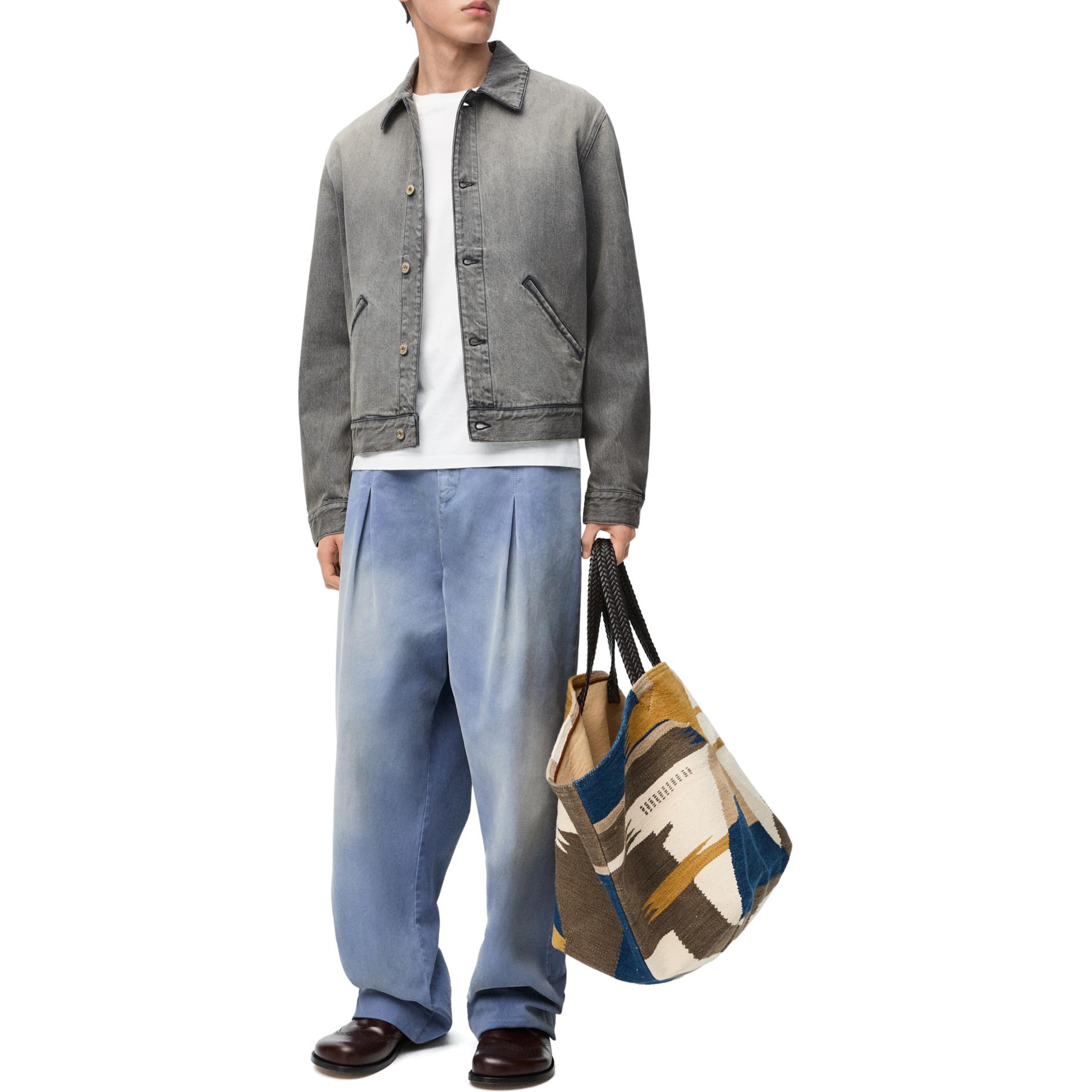 Lookbook 로에베 FW24 그레이 혼합 데님 재킷 오일 페인팅 칼라와 포켓 H526Y50W22-1440