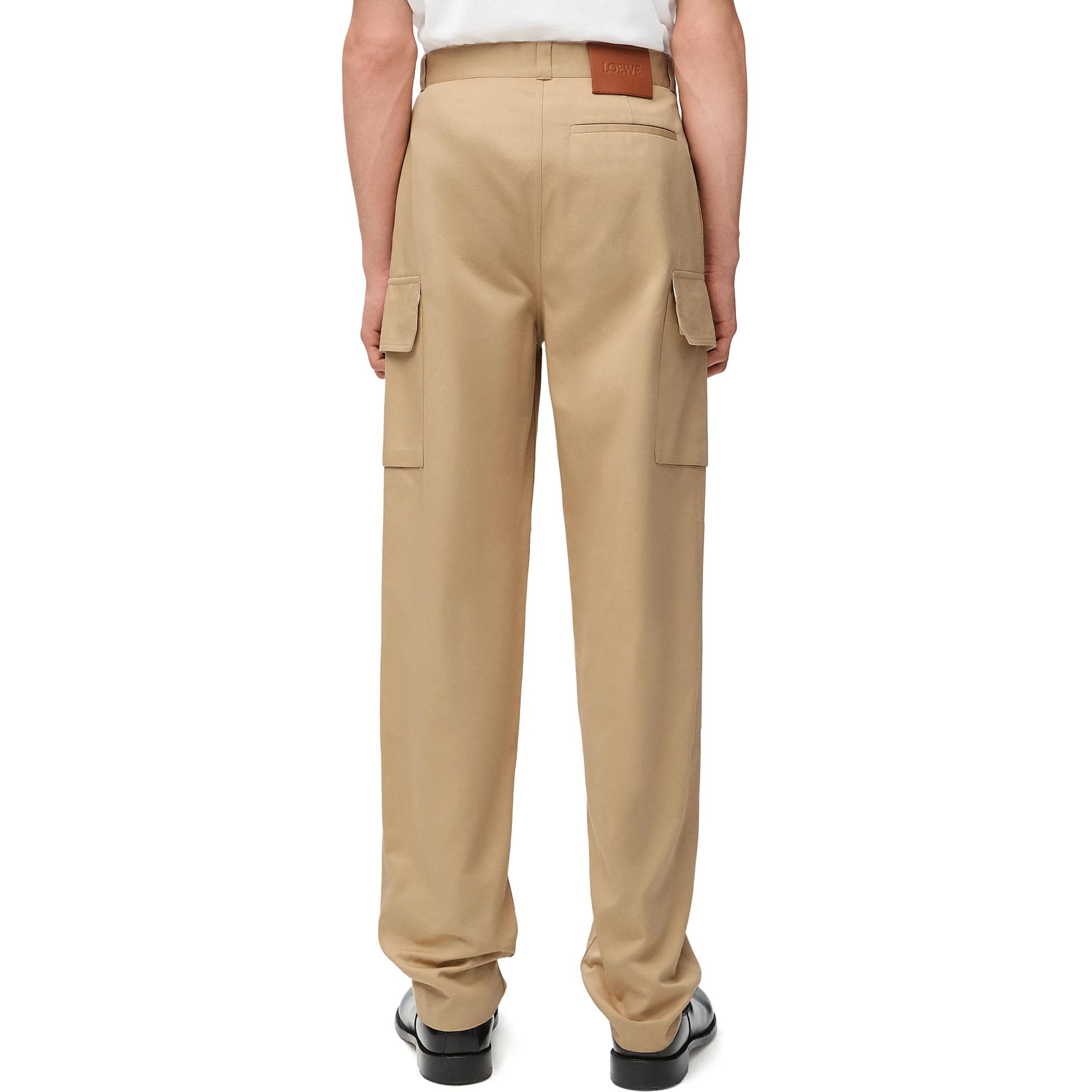 Lookbook LOEWE FW24 Seluar Cargo Warna Beige dengan Poket Berzip. H526Y04WEO-2150