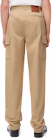 Lookbook LOEWE FW24 Seluar Cargo Warna Beige dengan Poket Berzip. H526Y04WEO-2150