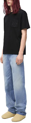 LOEWE FW24 Kaos Hitam Logo Bordir Warna Polos Leher Oval. H526Y22XBC-1100 Details for LOEWE FW24 Kaos Hitam Logo Bordir Warna Polos Leher Oval. H526Y22XBC-1100