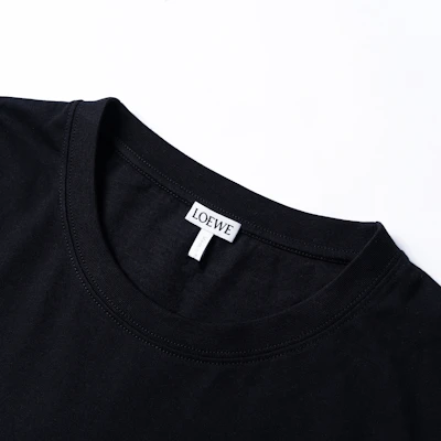 LOEWE FW24 Kaos Hitam Logo Bordir Warna Polos Leher Oval. H526Y22XBC-1100 Sizing LOEWE FW24 Kaos Hitam Logo Bordir Warna Polos Leher Oval. H526Y22XBC-1100