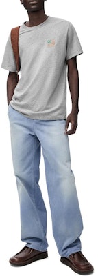 LOEWE FW24 Kemeja-T Leher Bulat Kelabu Logo Sulam Warna Solid. H526Y22X75-1440 Lookbook LOEWE FW24 Kemeja-T Leher Bulat Kelabu Logo Sulam Warna Solid. H526Y22X75-1440