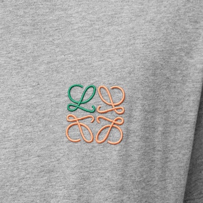 LOEWE FW24 Kemeja-T Leher Bulat Kelabu Logo Sulam Warna Solid. H526Y22X75-1440 Details for LOEWE FW24 Kemeja-T Leher Bulat Kelabu Logo Sulam Warna Solid. H526Y22X75-1440