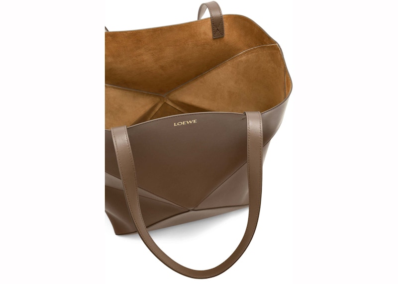 Lookbook LOEWE Tote Besar Puzzle Lipat Kulit Anak Sapi Mengkilap Umber