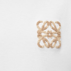 LOEWE Kaos Crewneck Oversized Logo Bordir Putih SS24 H616Y22X67-2100 Sizing LOEWE Kaos Crewneck Oversized Logo Bordir Putih SS24 H616Y22X67-2100