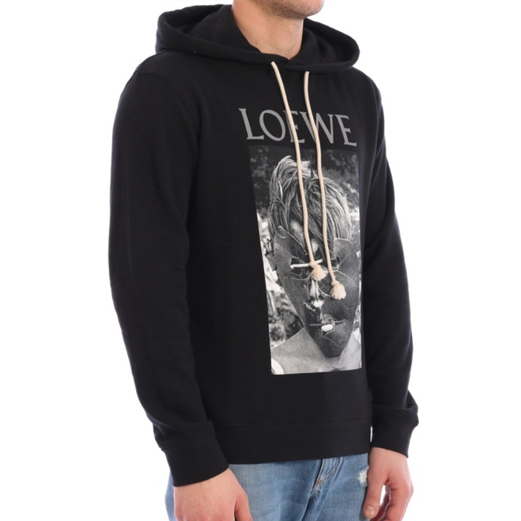 Shop LOEWE 標誌口罩印花黑色連帽休閒運動衫 H6109730PC-1100