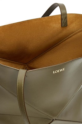 LOEWE Tote Medium Puzzle Lipat dalam Kulit Lembu Kilat Hijau Khaki Gelap Lookbook LOEWE Tote Medium Puzzle Lipat dalam Kulit Lembu Kilat Hijau Khaki Gelap