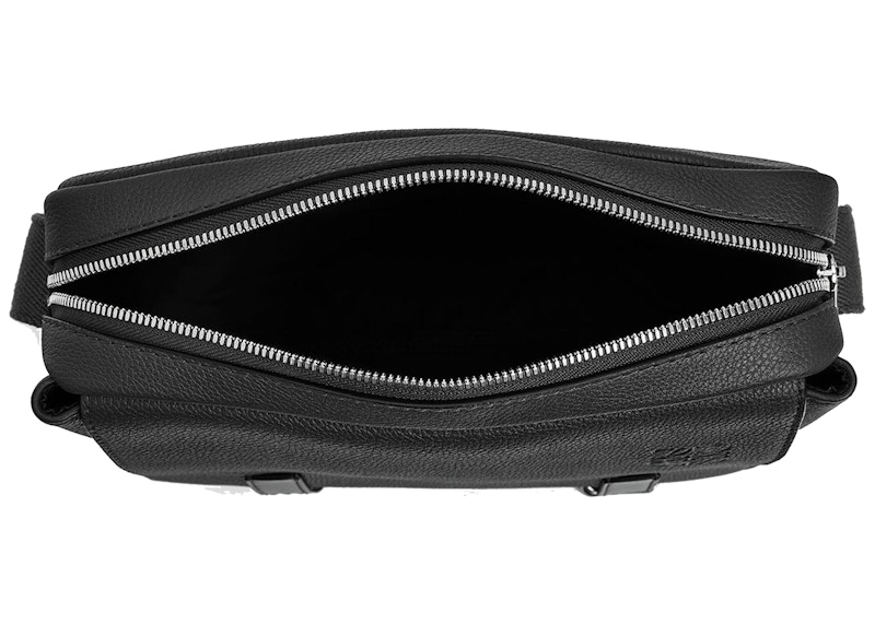 Lookbook LOEWE 军事风格小号黑色柔纹小牛皮信使包