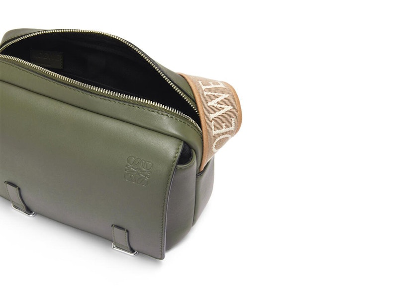 Lookbook LOEWE 軟粒面小牛皮與提花XS卡其綠軍事郵差包