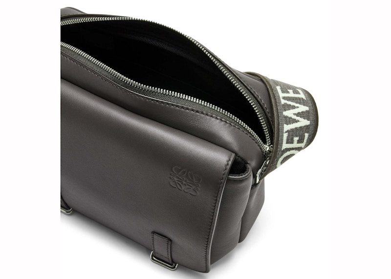 Lookbook LOEWE 軍事風格柔軟小牛皮及提花XS深灰斜挎包