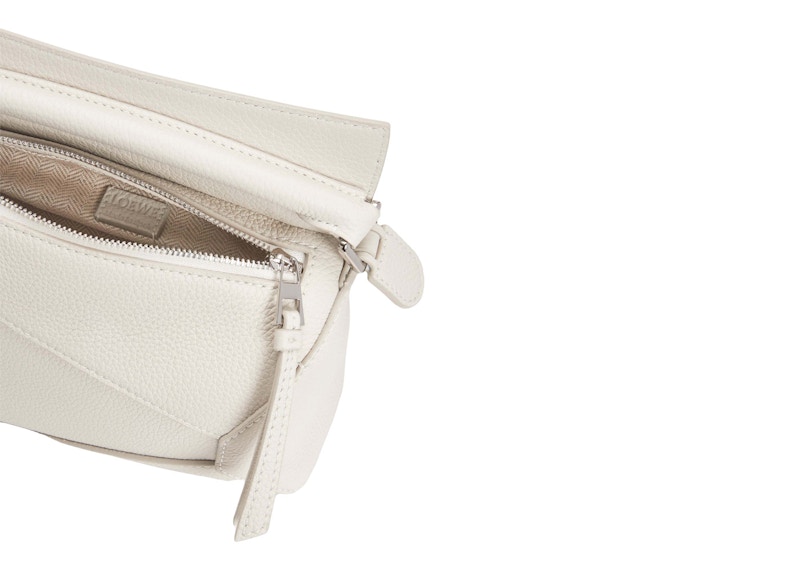 Lookbook LOEWE 迷你拼圖包，柔軟粒面小牛皮，柔白色。