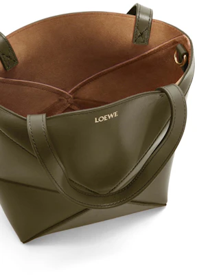 Beg Mini Puzzle Fold Tote dalam Kulit Kilat Hijau Khaki Gelap Lookbook Beg Mini Puzzle Fold Tote dalam Kulit Kilat Hijau Khaki Gelap