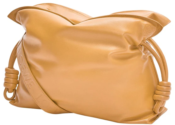 LOEWE 绒面纳帕羊皮驼色Puffer Flamenco手拿包 Lookbook LOEWE 绒面纳帕羊皮驼色Puffer Flamenco手拿包