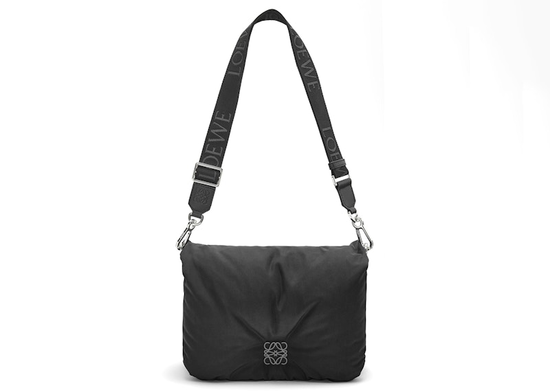 Lookbook LOEWE 黑色Puffer Goya信使包