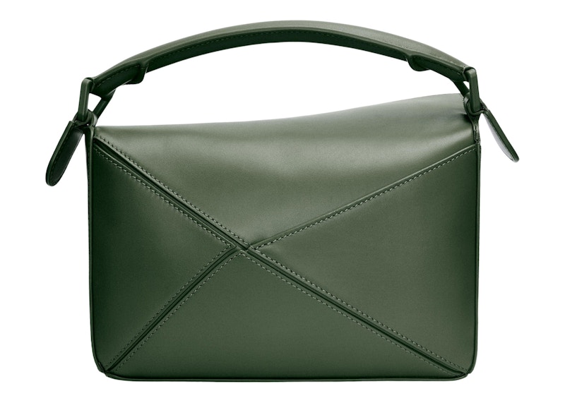 Lookbook LOEWE拼圖包，小型復古卡其色緞面小牛皮。