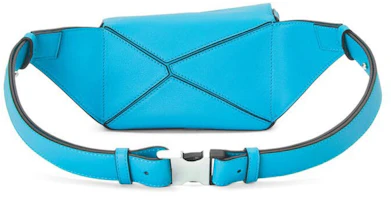 Lookbook LOEWE Beg Bum Puzzle dalam Kulit Anak Lembu Klasik Mini Cyan