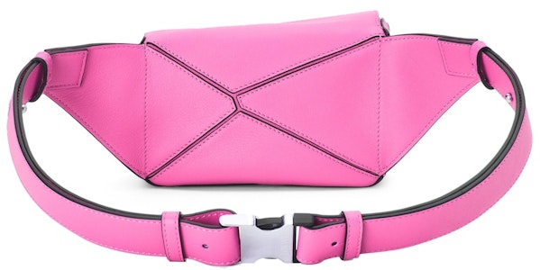 LOEWE 迷你拼圖腰包,經典牛皮革,霓虹粉紅色。 Lookbook LOEWE 迷你拼圖腰包,經典牛皮革,霓虹粉紅色。