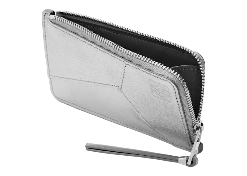 Lookbook Monedero Tarjetero LOEWE Puzzle en Piel Metálica Plateado/Gris Perla