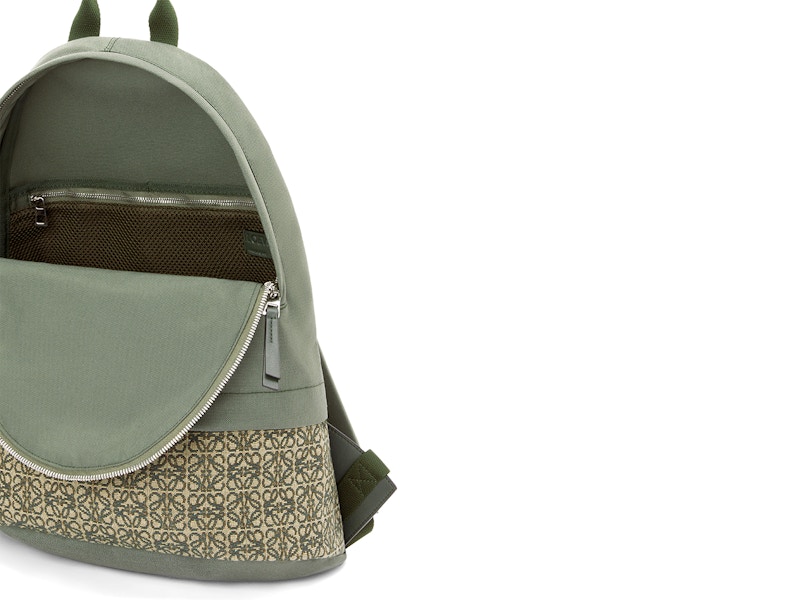 Lookbook LOEWE ラウンドスリムバックパック キャンバス＆アナグラムジャカード カーキグリーン