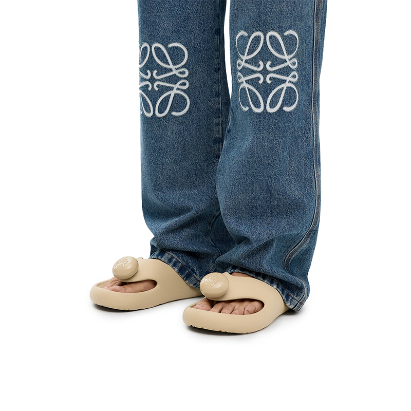 Lookbook LOEWE Selipar Getah Gelembung 'Putih Susu' M616S03X01-8806