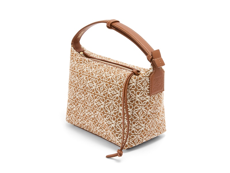 Order LOEWE小號Cubi手袋，配Anagram提花圖案與小牛皮，棕色/山核桃色。