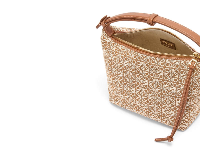 Lookbook LOEWE小號Cubi手袋，配Anagram提花圖案與小牛皮，棕色/山核桃色。