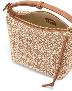 LOEWE Beg Kecil Cubi dalam Anagram Jacquard dan Kulit Anak Lembu Tan/Pecan Lookbook LOEWE Beg Kecil Cubi dalam Anagram Jacquard dan Kulit Anak Lembu Tan/Pecan