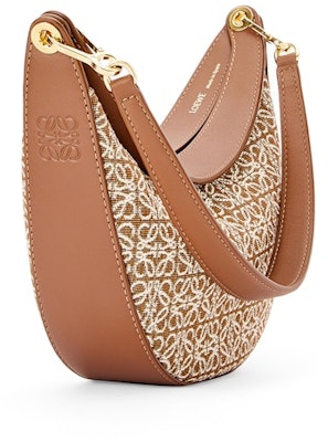 LOEWE 小号月亮包 Anagram 提花与经典小牛皮 棕色/山核桃色 Order LOEWE 小号月亮包 Anagram 提花与经典小牛皮 棕色/山核桃色